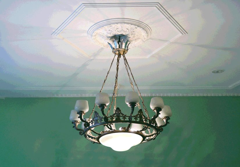 Why Electricians Never Ignore Flickering LightsAnd You Shouldn’t Either