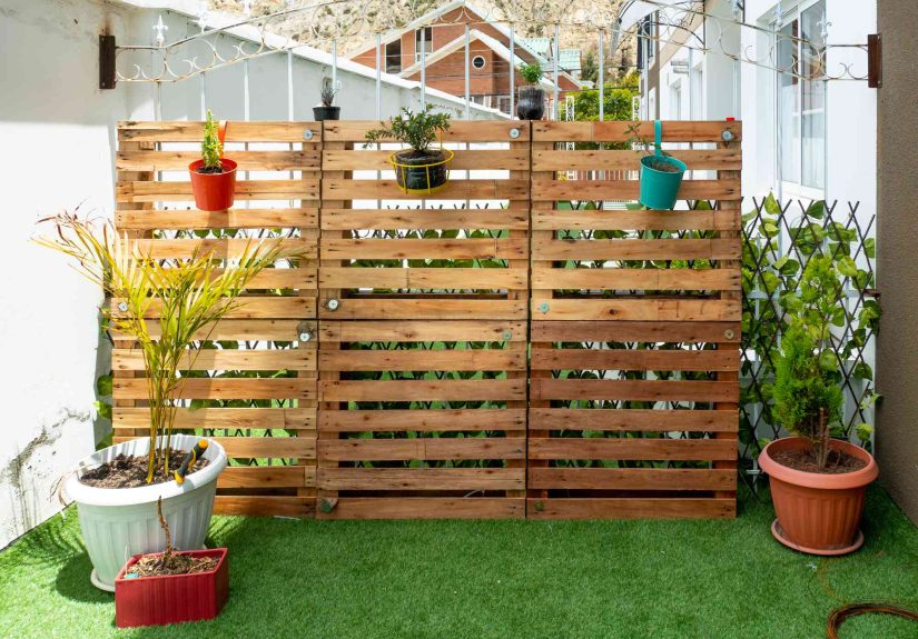 18 Pallet Fence Ideas That Cost Next to Nothing to Build