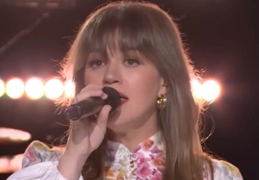 Kelly Clarkson Leaves Fans in Tears as She Performs Emotional Reba McEntire Cover