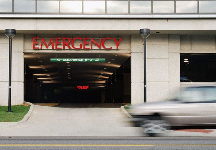 When should people to go to emergency room for kidney stones?