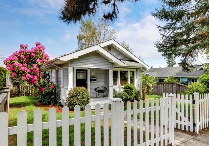 10 Interesting Front Yard Fence Ideas