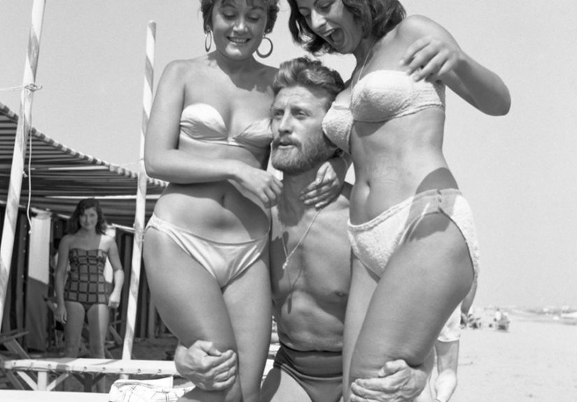 26 Rare Photos Of Celebrities Hanging Out In Venice In The 50s And 60s