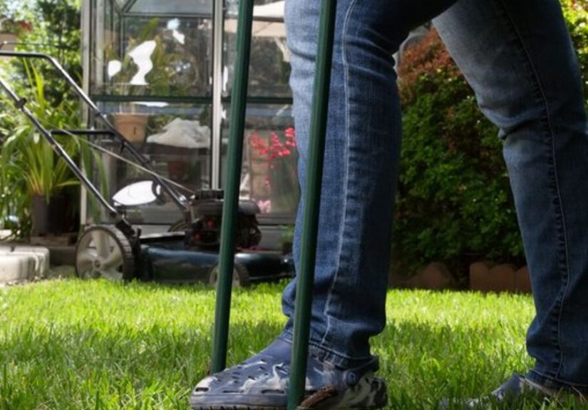 How to Aerate a Lawn by Hand