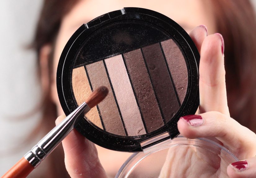 How to Apply Makeup to Small Eyes