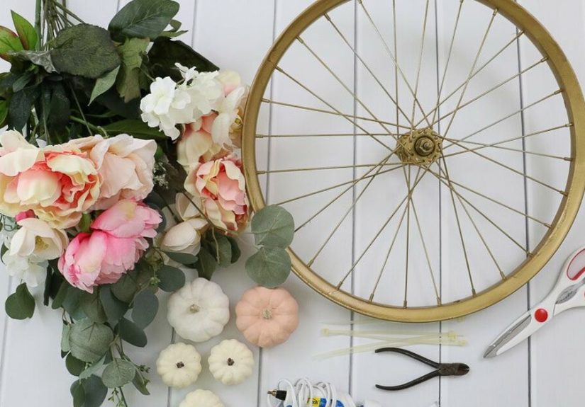 How to Make a Cheerful Autumn Wreath Using an Old Bike Wheel