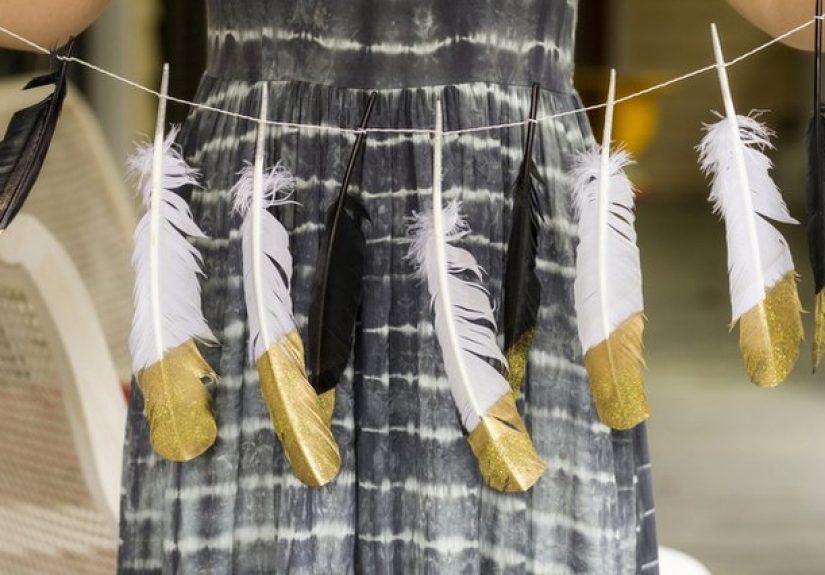 How to Make a Glitter Feather Garland