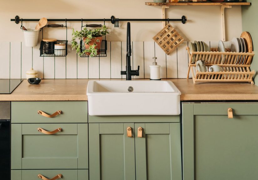 The #1 Cabinet Hardware Mistake Designers See in Kitchensand How to Get It Right