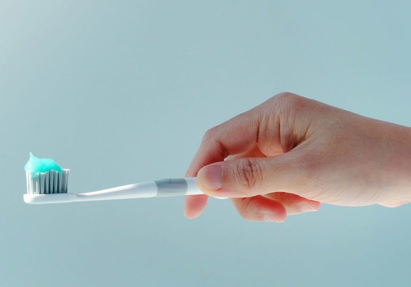 How to Clean a Toothbrush and When to Replace It