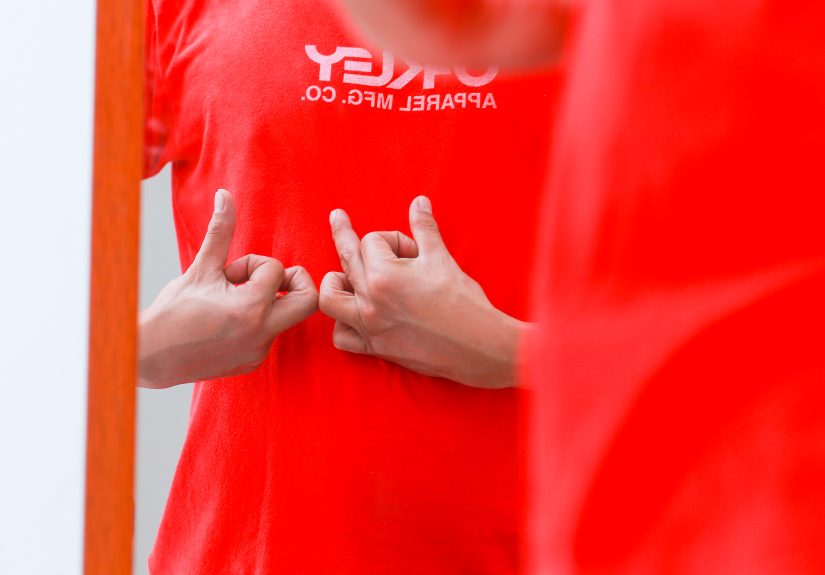 How to Form the Word "Blood" with Your Fingers: 15 Steps